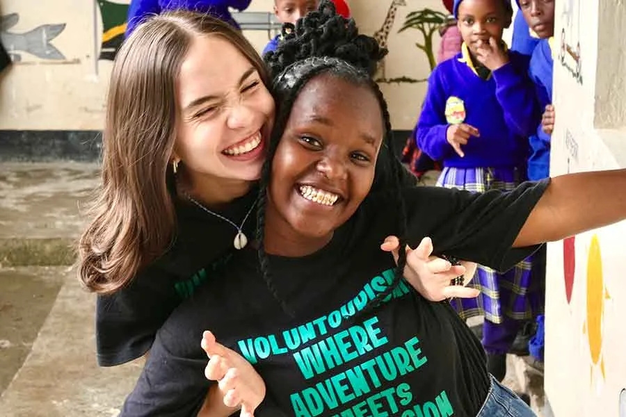 Marla Silvas y Miriam Joseph, Tanzania.