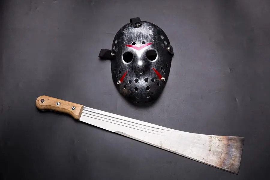 mascara de hockey y cuchillo como kit de terror