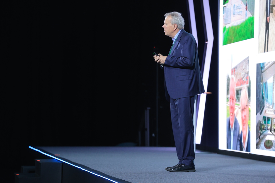 Mathias Uhl&eacute;n presentando.