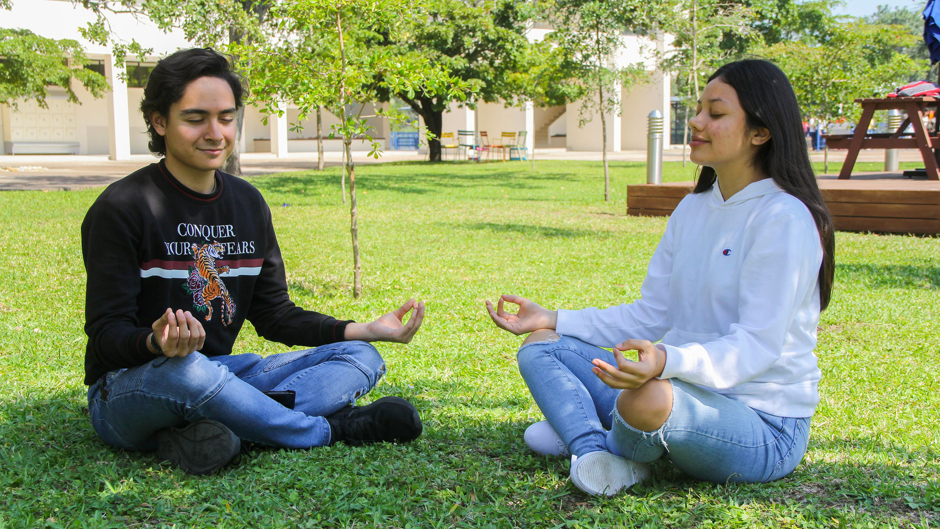 Dos alumnos meditando