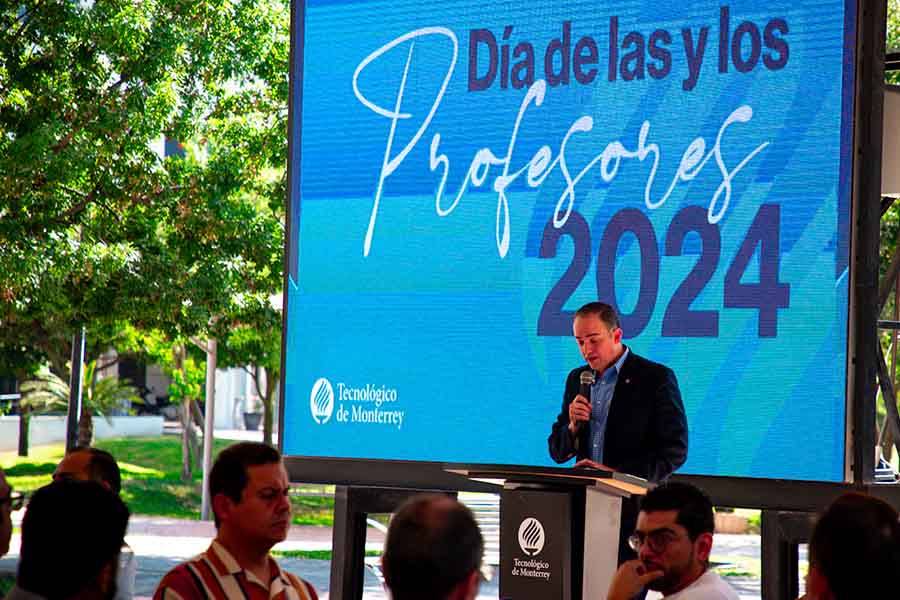 El director del Tec de Monterrey campus Laguna da su mensaje en el Día de las y los Profesores 2023