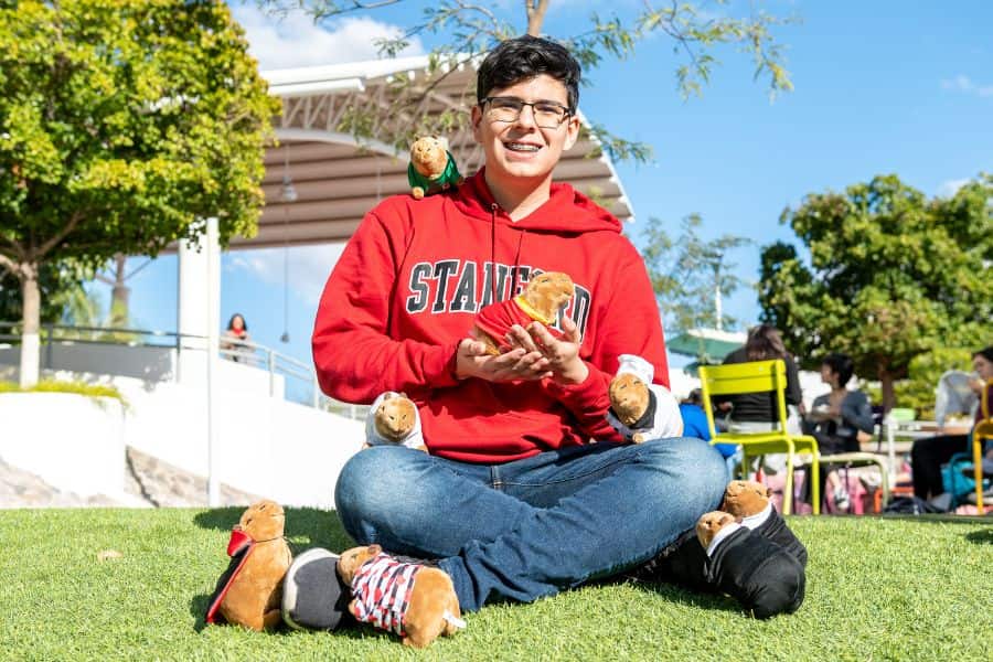 Carlos Erquizio, fundador de mercadito capibara, posando con sus productos.