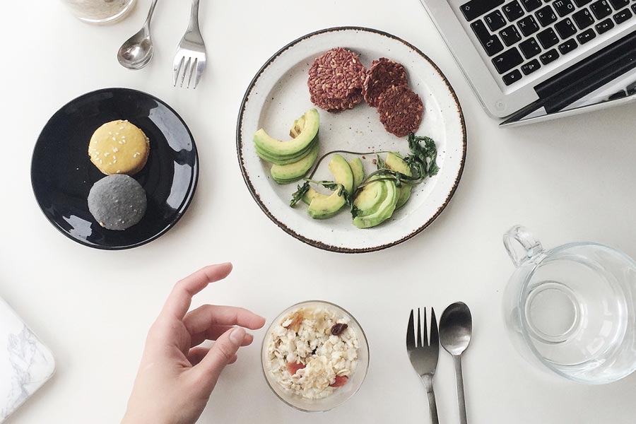 mesa con comida saludable y cubiertos