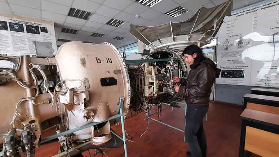 Carlos Olascoaga en un Museo aeroespacial