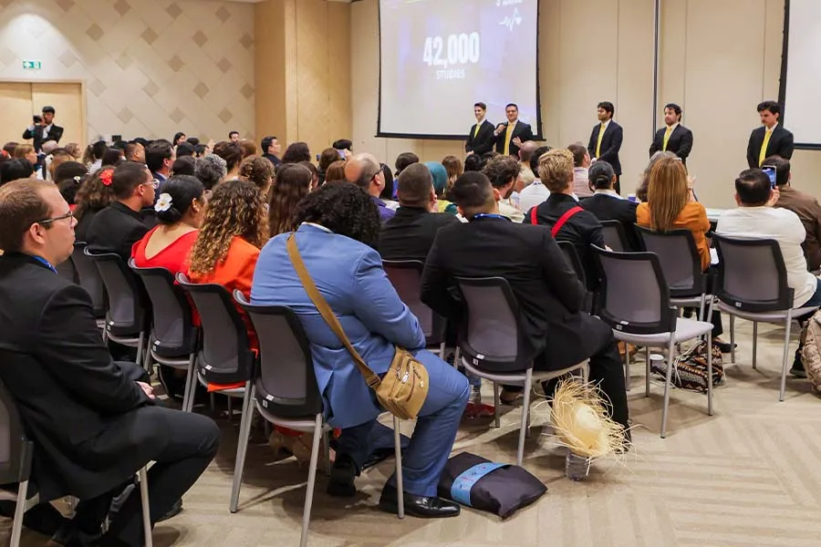 5 j&oacute;venes presentando ante un p&uacute;blico.