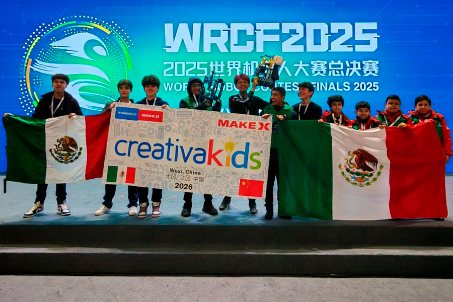 Axel junto con otros participantes mexicanos durante el World Robotics Contest Finals.