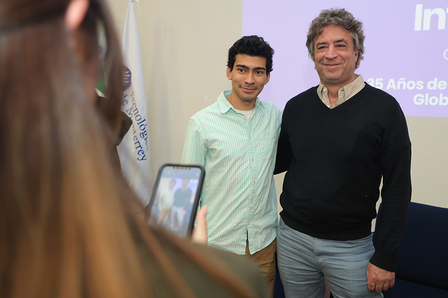 Tras su conferencia, Michael Hardt comparti&oacute; un momento con estudiantes.