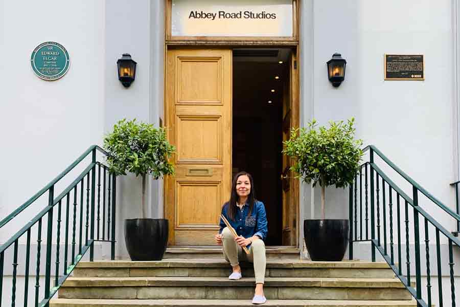 Migdalia en las afueras de Abbey Road Studios.