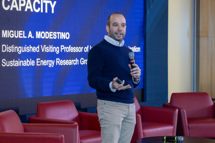 El profesor Miguel Modestino present&oacute; sus investigaciones sobre clima.