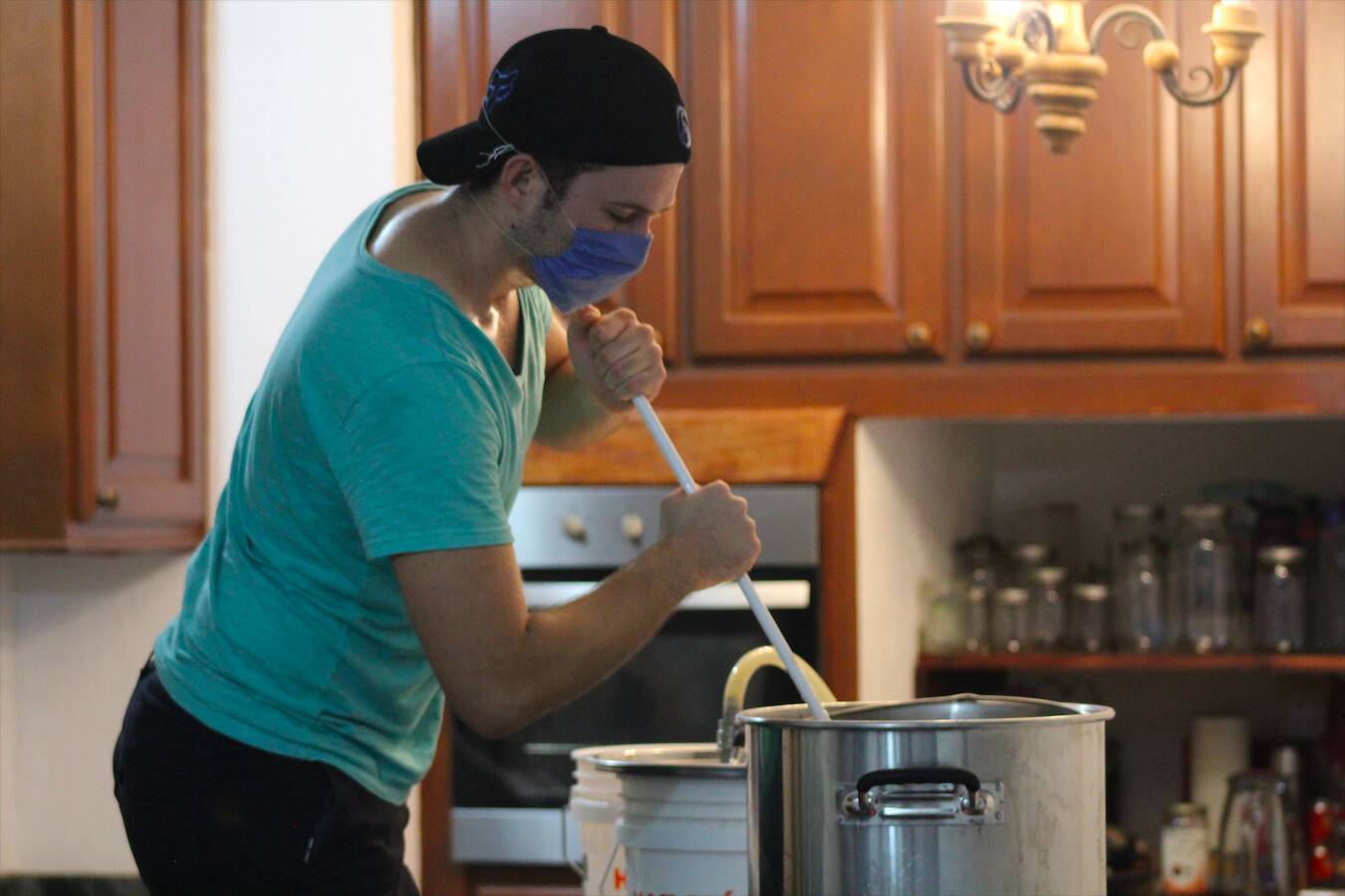 Miguel Márquez preparando cerveza Costamar.