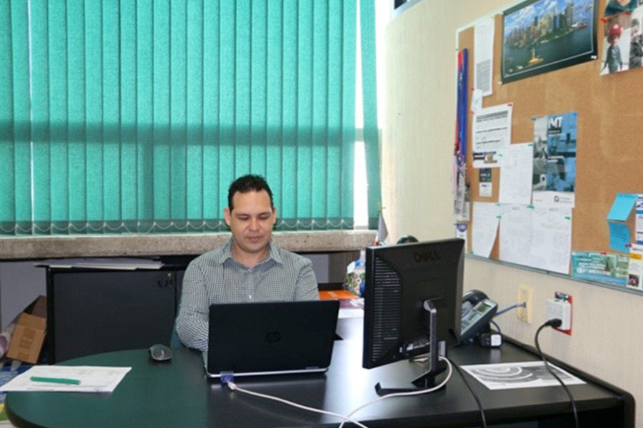 Moisés trabajando en las oficinas del Tec campus San Luis Potosí