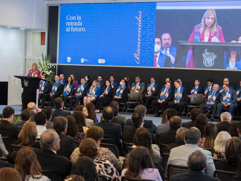 Momento durante la ceremonia de graduación de Especialidades Médicas 2023.