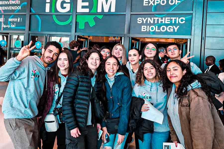 Momento destacado: Equipo iGEM recibiendo premios por su proyecto