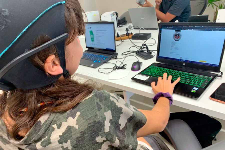 La estudiante de PrepaTec asistió al laboratorio Mostla del Tec campus Monterrey para analizar las señales cerebrales con herramientas de alta tecnología.