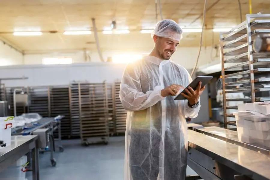 Hombre en su ambiente laboral en un laboratorio, sonriendo