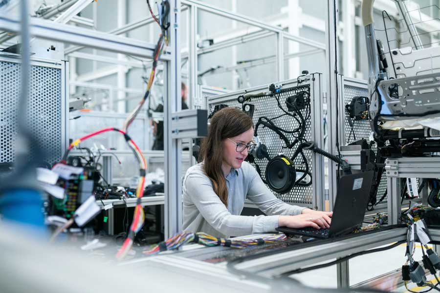 Mujer laborando en área de tecnología