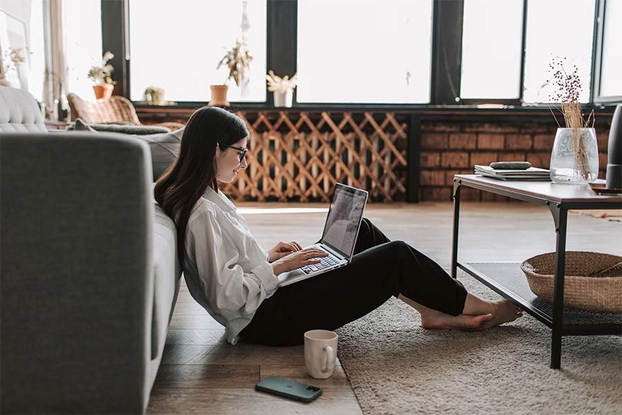 Mujer emprendiendo desde casa. 