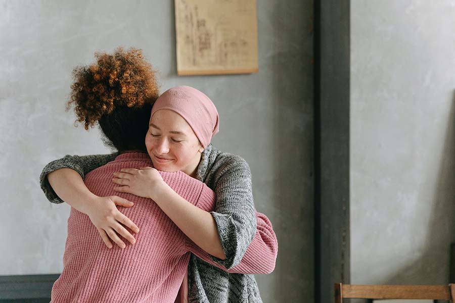 Mujer con cancer siendo acompañada en su proceso de sanación