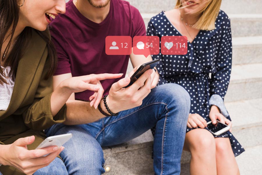 mujere apunta a telefono movil que sostiene hombre usando iconos notificacion red social