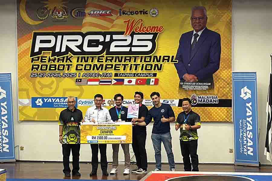EXATEC recibiendo el premio de la competencia en Perak. Foto: Cortes&iacute;a.