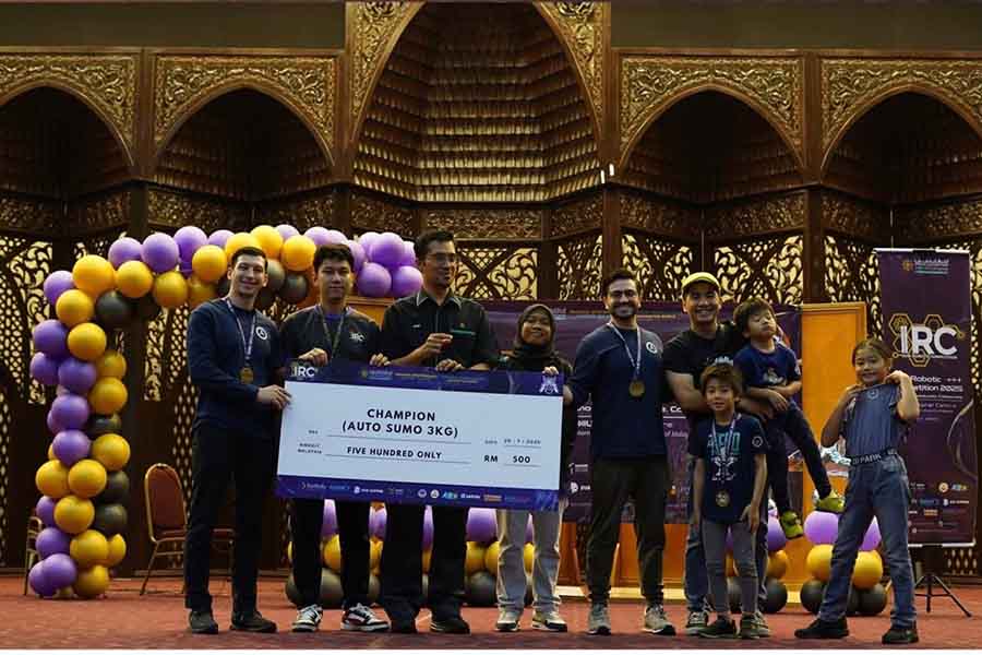 Competencia en Kuala Lumpur, EXATEC junto a Lucas Tetsuya y sus hijos. Foto: Cortes&iacute;a.