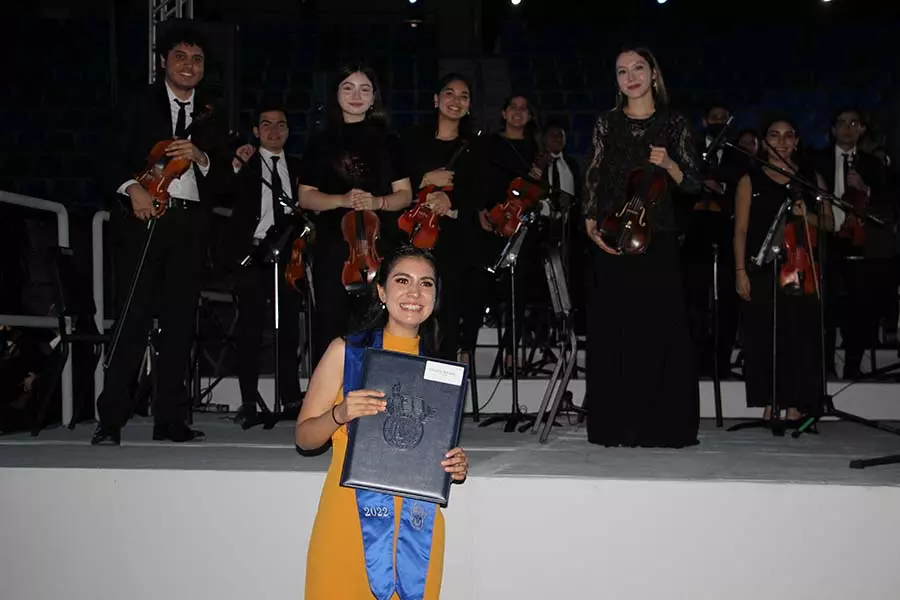Natalia Durán fue felicitada por sus compañeros de orquesta en su graduación.
