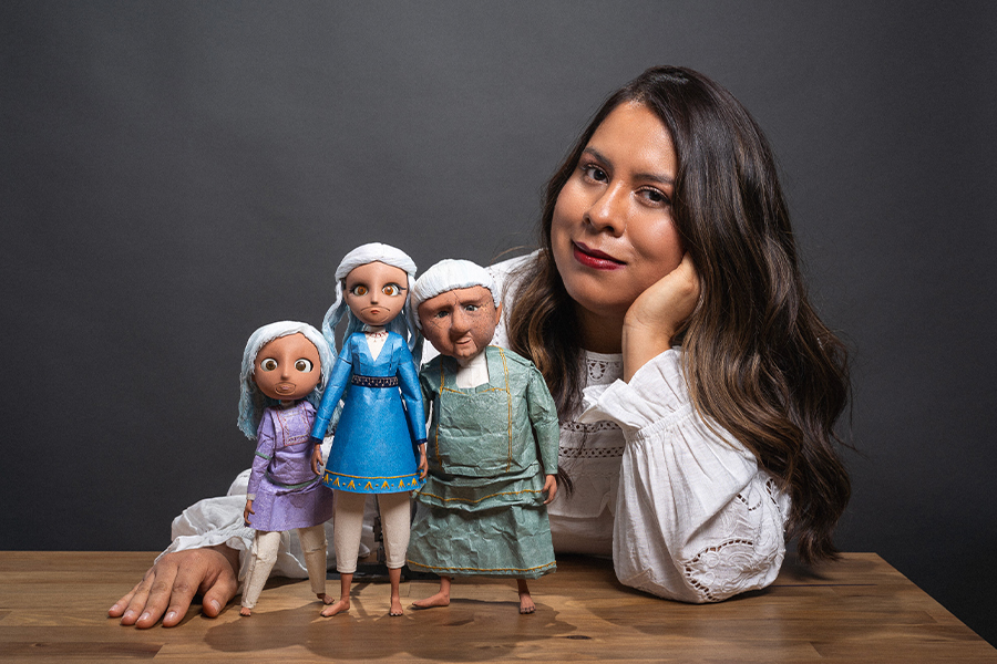 Nayelli Ojeda, egresada del Tec de Monterrey, sosteniendo y ajustando las marionetas de barro utilizadas en el cortometraje stop-motion Yugen.