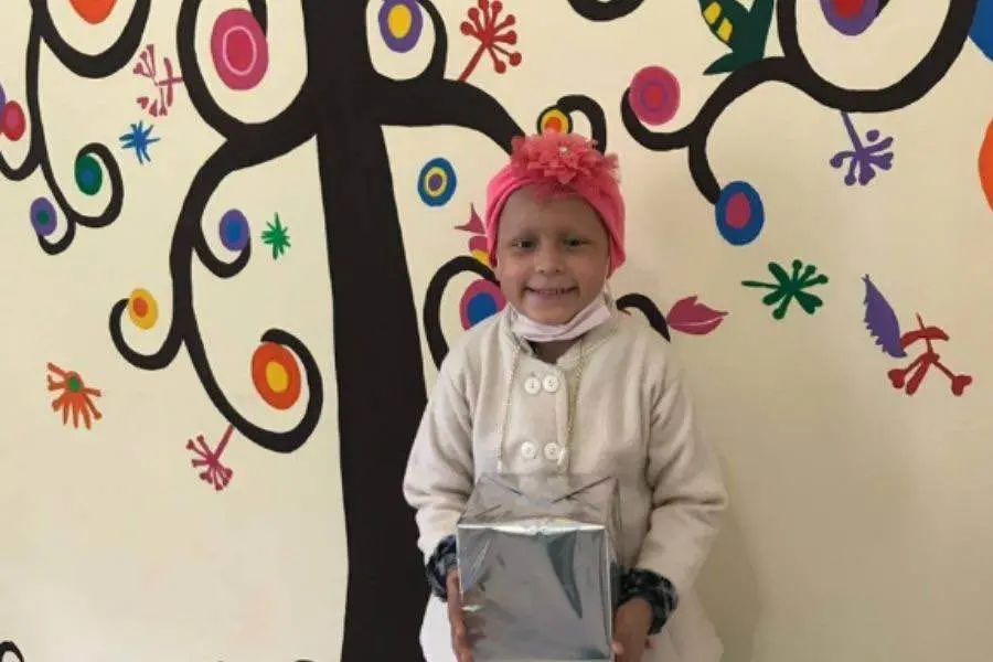 Niños de la fundación recibiendo regalos en el día de Reyes.