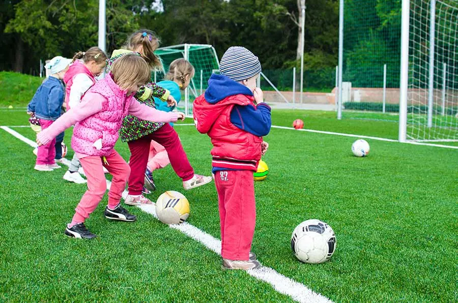 niña jugando futbol