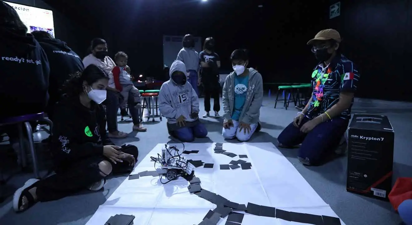 Equipo de KeyBot impartiendo taller de programación y electrónica.