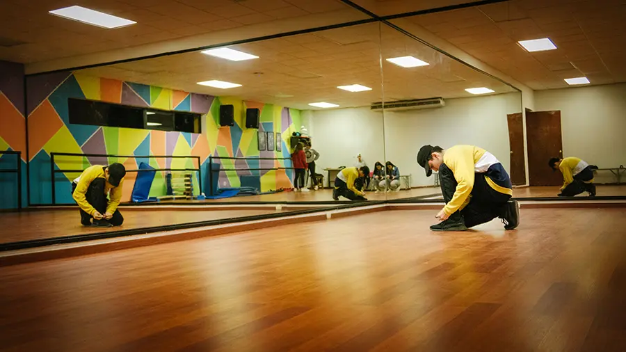 Paco alistándose para bailar