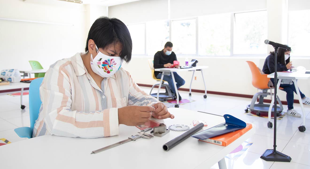 Mujer en salón de clases