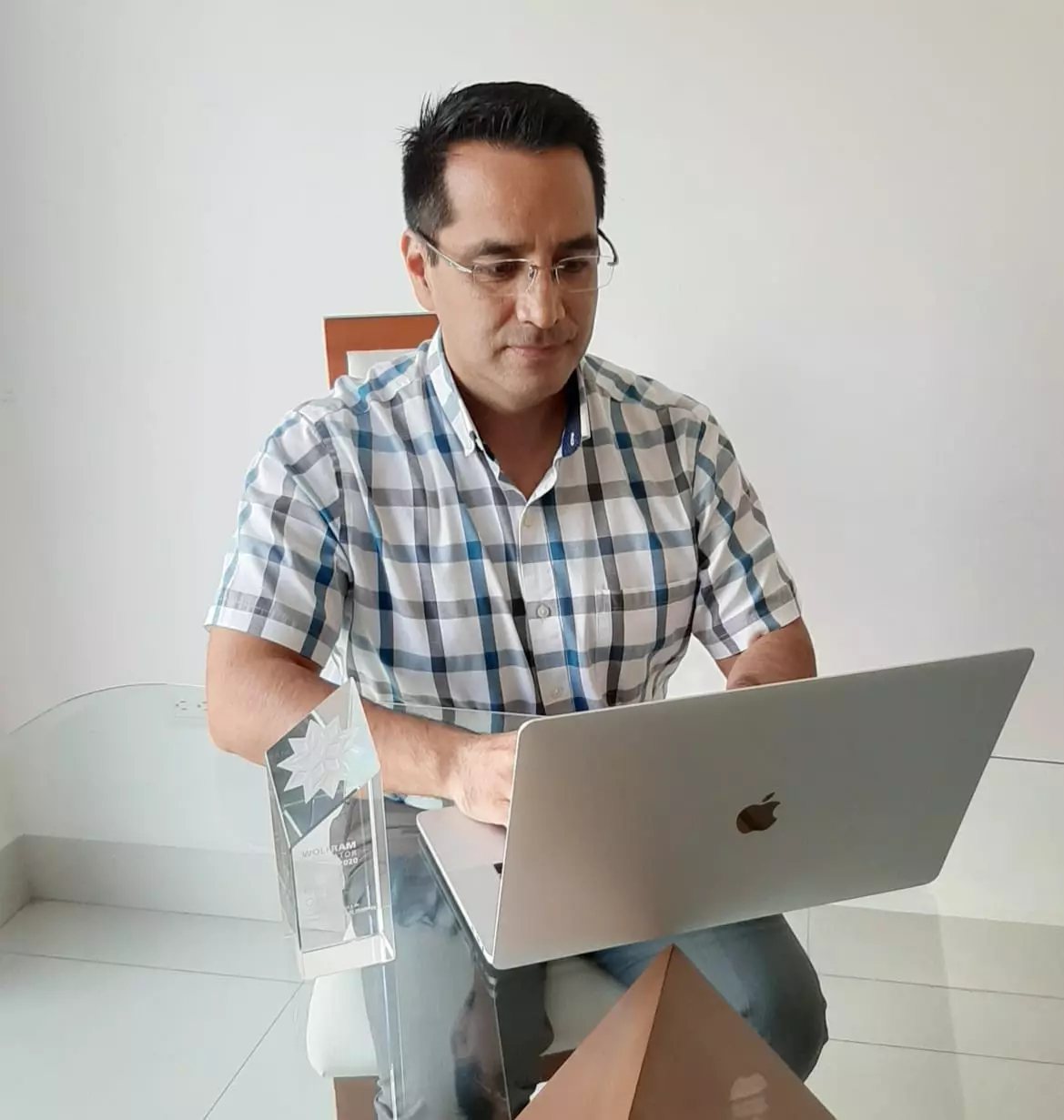 El profesor Olmos ha utilizado Mathematica para sus investigaciones en óptica.