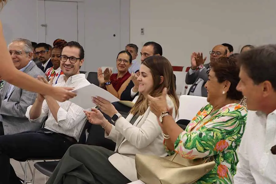 ONGs recibiendo el documento que acredita su certificaci&oacute;n