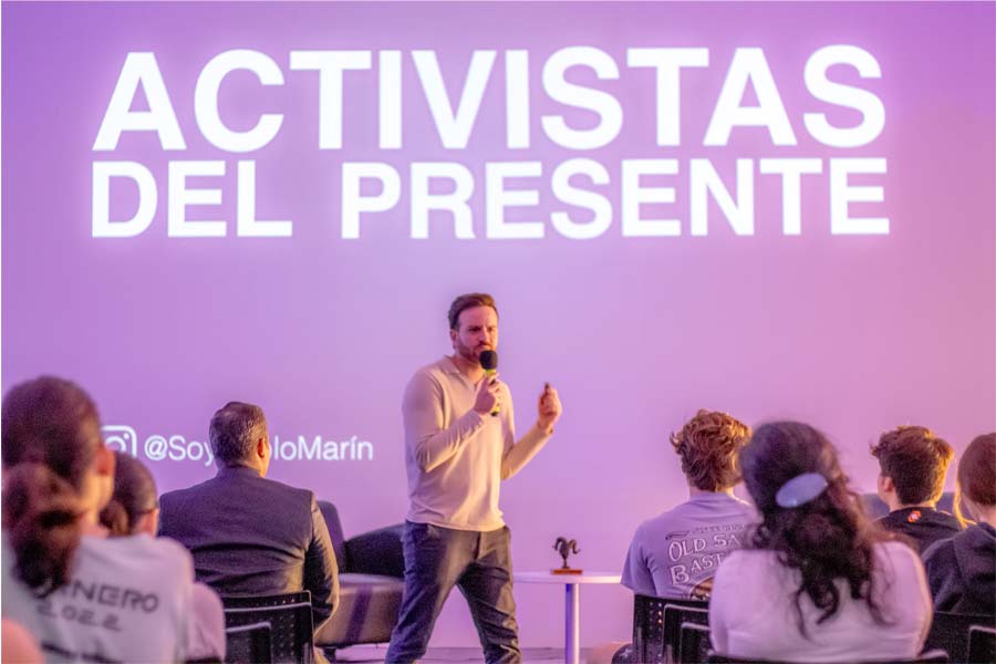 El activista Pablo Marín en charla con jóvenes del Tec campus Ciudad Obregón