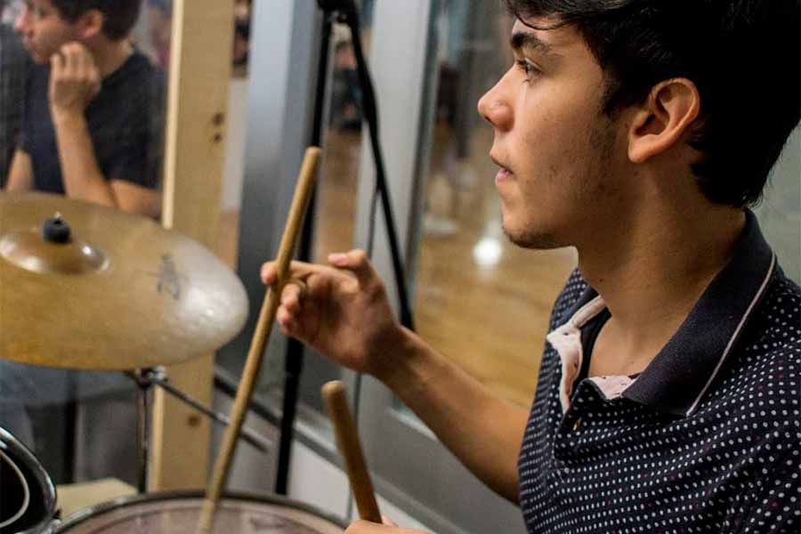 Juan Pablo tocando la batería en el ensamble musical del Tec SLP