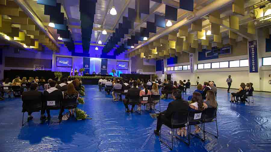 familia con sana distancia en celebración de entrega de diplomas presencial de PrepaTec Obregón