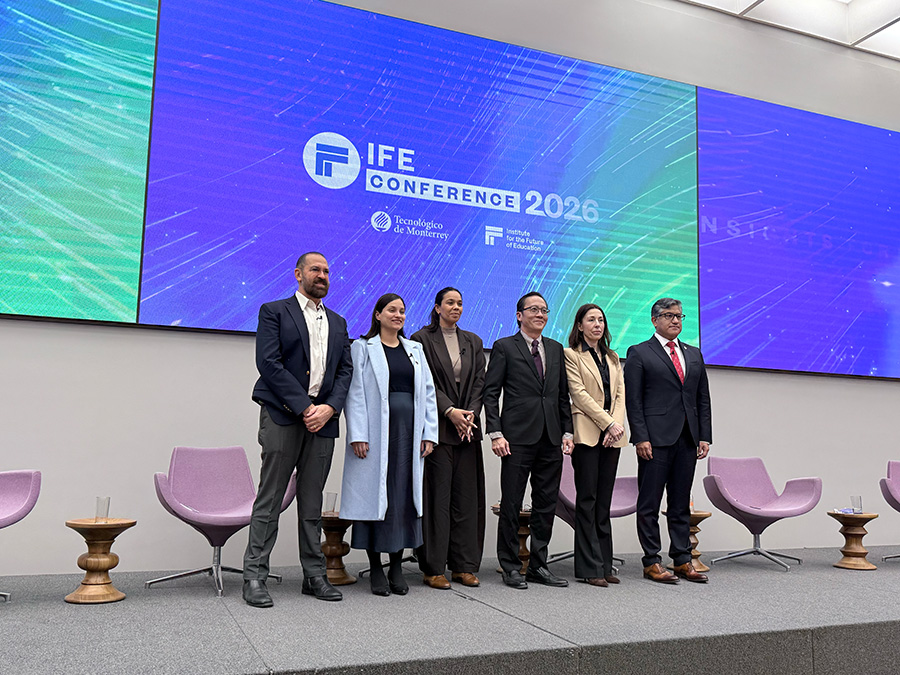 panelistas posando al final de su presentaci&oacute;n