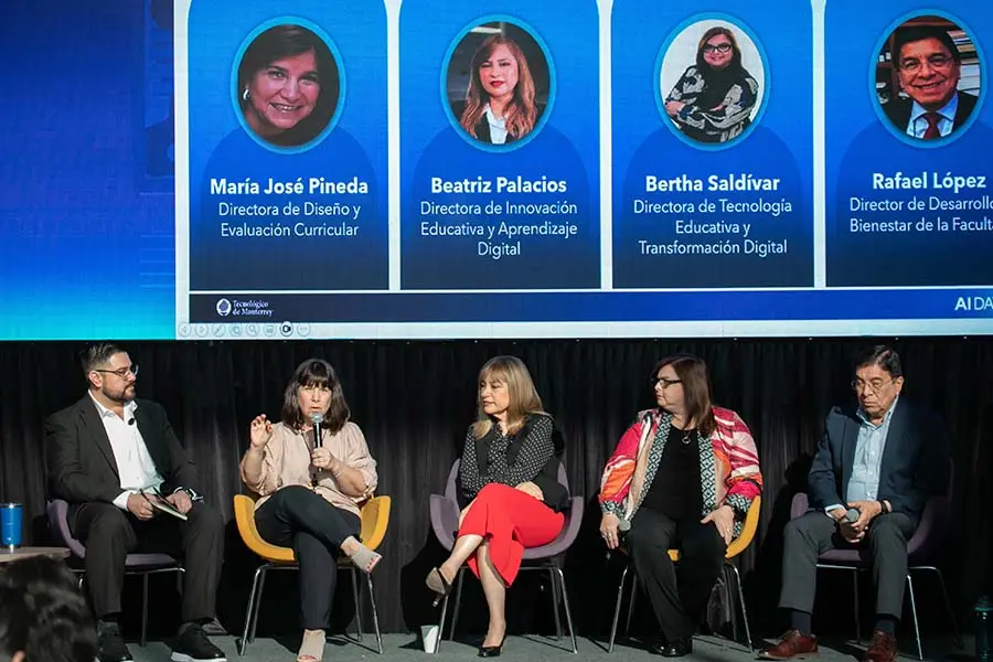 María José Pineda, directora de Diseño y Evaluación Curricular (izq.); Beatriz Palacios, directora de Innovación Educativa y Aprendizaje Digital; Bertha Saldívar, directora de Tecnología educativa y Transformación Digital; y Rafael López, director de Desarrollo y Bienestar de la Facultad (der.) en panel con Irving Hidrogo. Foto: Alejandro Salazar