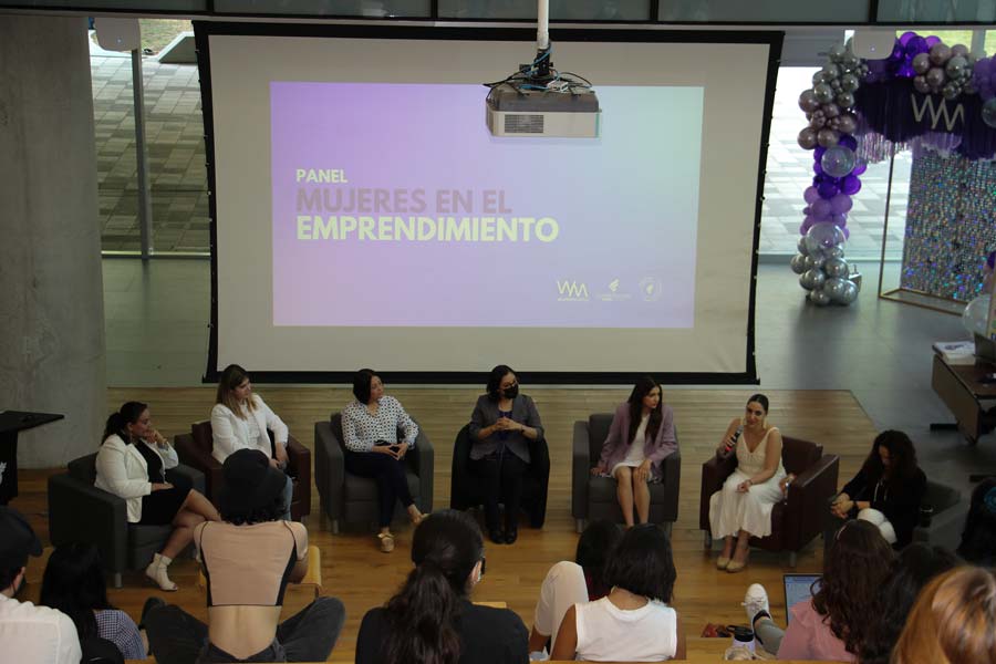 Panel de mujeres en el emprendimiento