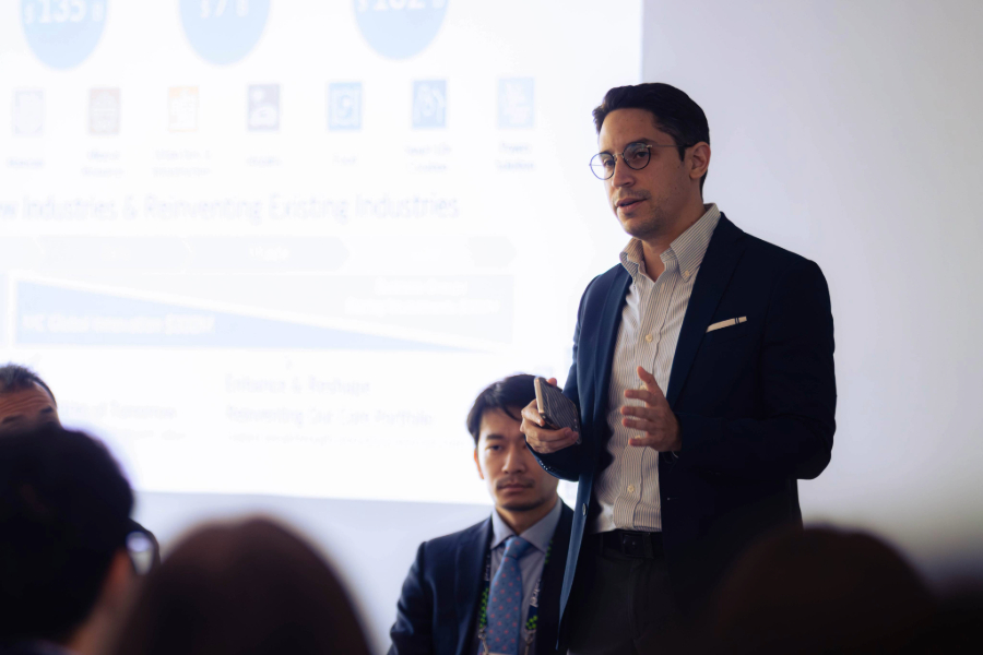 Representante de Daikin habla en un panel .