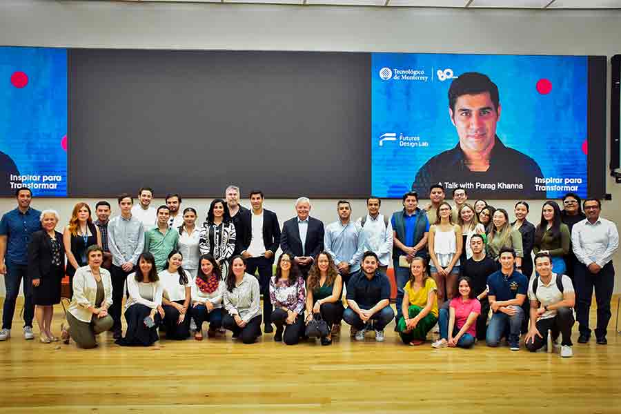 Parag Khanna en sala Mayor de Rectoría del Tec junto con alumnos, docentes y líderes Tec.