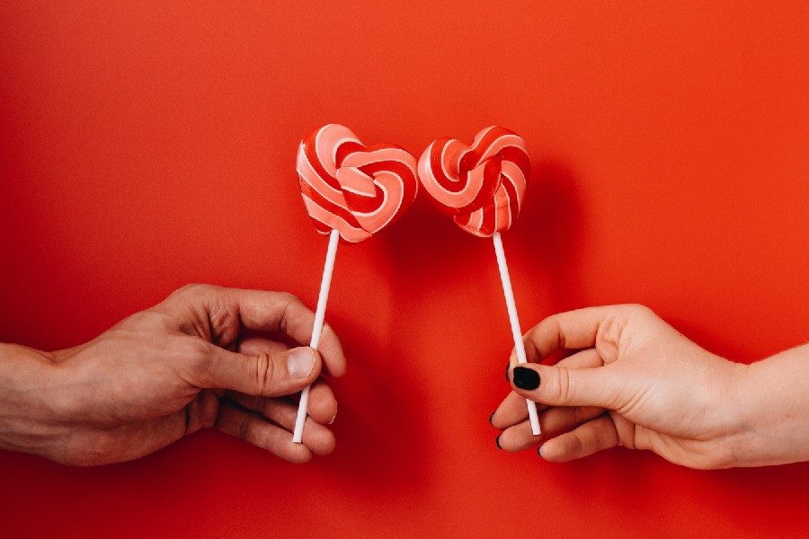 Pareja sosteniendo paletas