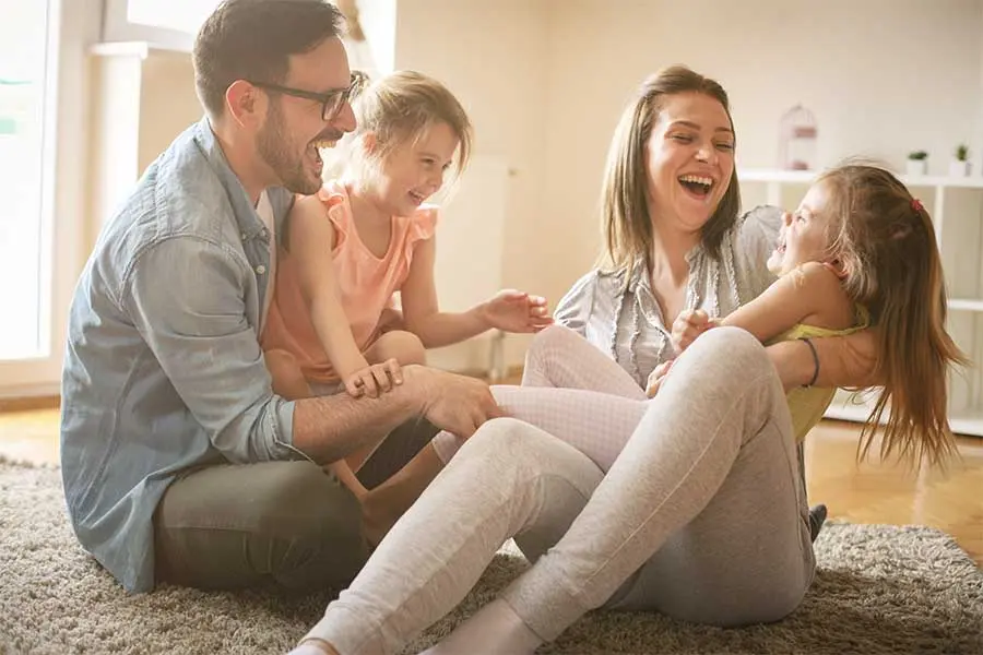 Pareja sonriente junto a un smartphone con la app 'begIA', enfatizando la importancia de la prevención de ceguera