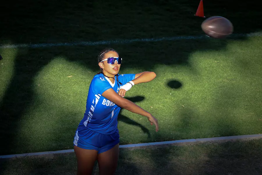 Jugadora lanza balón de tochito bandera en el Torneo Región Noroeste del Tec de Monterrey campus León