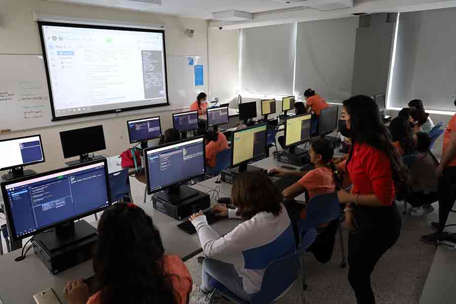 Campamento Patrones Hermosos impulsa la participación de mujeres en ingeniería.