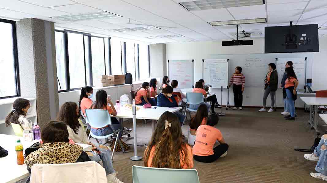 Campamento Patrones Hermosos impulsa la participación de mujeres en ingeniería.