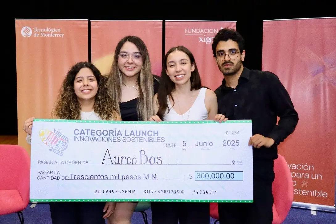 Paulina Baeza, Guadalupe Marmolejo, Arely Jiménez y Axel Rojero muestran su premio del segundo lugar en Xignux Challenge 2025.