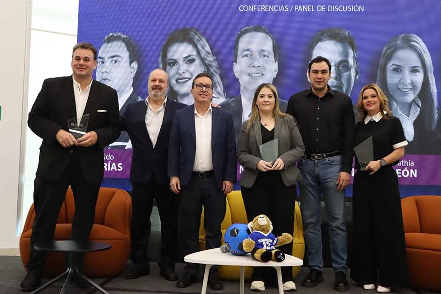 David Faitelson, Roberto Gómez Junco, Antonio Nelly, Kathia León, Aldo Farías y Gabriela Batocletti en el evento de Periodismo Deportivo en el campus Monterrey.