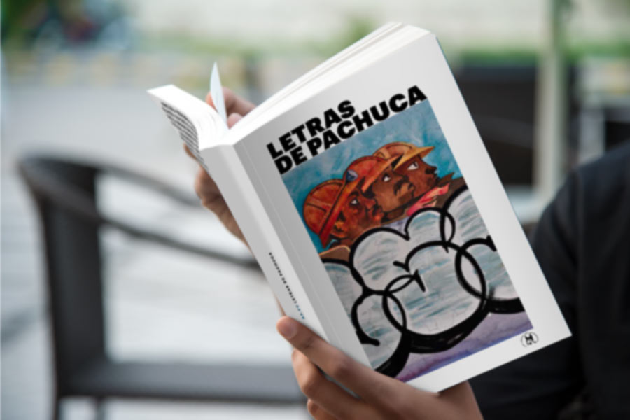 Persona sentada leyendo el libro Letras de Pachuca